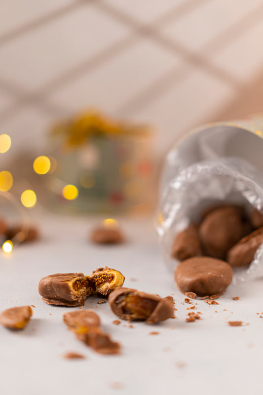 Lata de frutos secos cobertos com chocolate