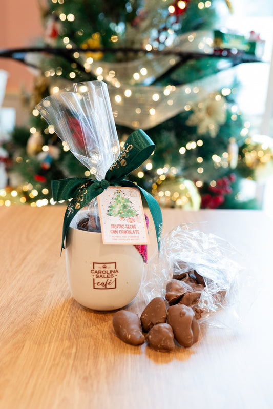 Chávena em loiça com frutos secos cobertos com chocolate